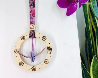 Talizman origami Japoński żuraw, ozdobny pierścień z pirografowanego drewna, model Plum Ume