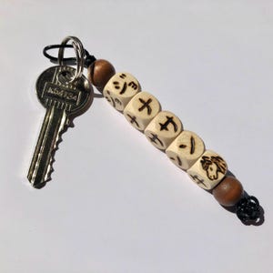 Spersonalizowany brelok z imieniem i japońskim znakiem zodiaku, nadrukowany na koralikach pirograficznych Czarny