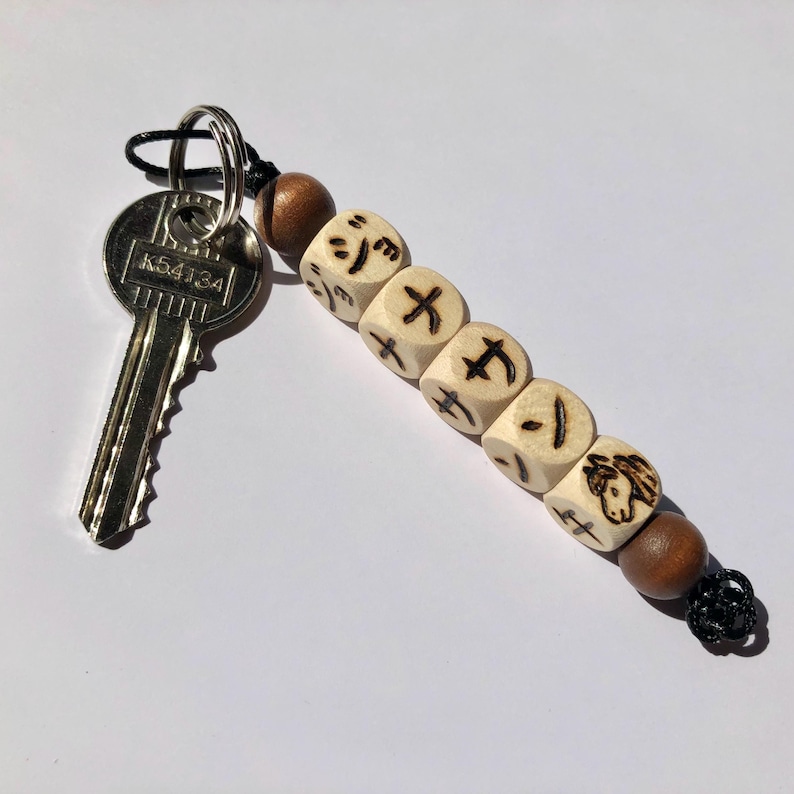 Spersonalizowany brelok z imieniem i japońskim znakiem zodiaku, nadrukowany na koralikach pirograficznych Czarny