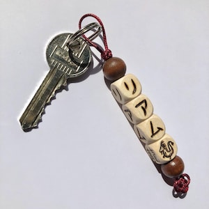 Spersonalizowany brelok z imieniem i japońskim znakiem zodiaku, nadrukowany na koralikach pirograficznych Bordeaux