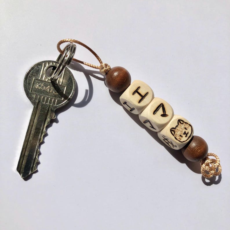 Spersonalizowany brelok z imieniem i japońskim znakiem zodiaku, nadrukowany na koralikach pirograficznych Beż