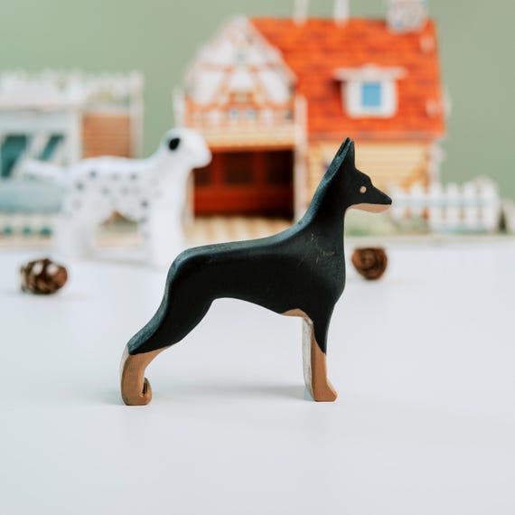 ミニチュア木製ドーベルマン像：黒い犬の彫刻、ペットのメモリアル 