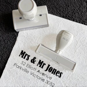 Aangepaste adresstempel zelfinktende gepersonaliseerde stempel met moderne retourstempel familiehuwelijk