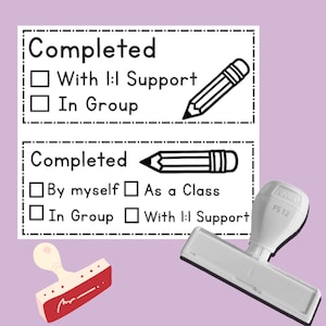 Gepersonaliseerde stempel voltooid door leraar, gecontroleerd door met naam van leraar Aangepaste zelfinktende stempels, leraar geholpen