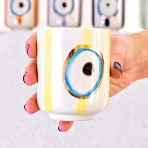 Gelbes Evil Eye Becher, 24k Gold verziertes Glücksgeschenk, handbemalte türkische Nazar-Kaffeetasse 220 ml, Housewarming Steingutbecher