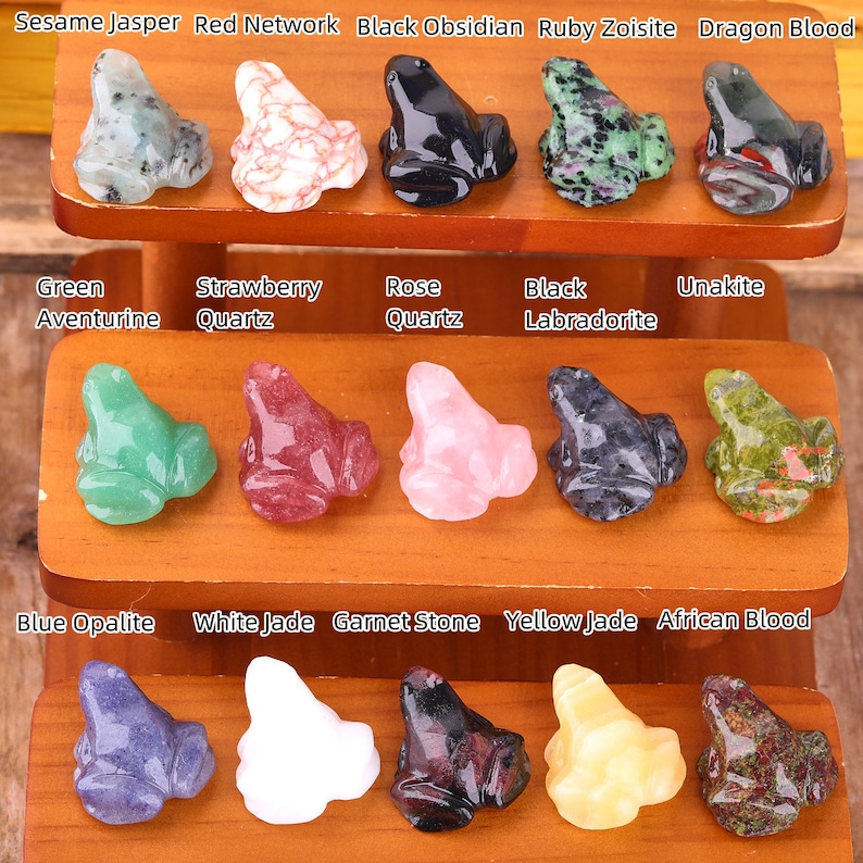 K&ouml;nnte beinhalten: Ein Set mit 15 Froschfiguren, die aus verschiedenen Edelsteinen geschnitzt sind, darunter Sesamjaspis, rotes Netzwerk, schwarzer Obsidian, Rubinzoisit, Drachenblut, gr&uuml;ner Aventurin, Erdbeerquarz, Rosenquarz, schwarzer Labradorit, Unakit, blauer Opalit, wei&szlig;er Jade, Granatstein, gelber Jade und afrikanisches Blut.