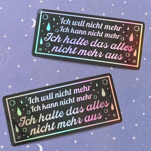 Könnte beinhalten: Zwei rechteckige Aufkleber mit schwarzem Hintergrund und holografischem Rand. Der Text "Ich will nicht mehr, Ich kann nicht mehr, Ich halte das alles nicht mehr aus" ist in Weiß und holografischen Farben geschrieben. Die Aufkleber haben ein Design aus Blasen und Tränen.