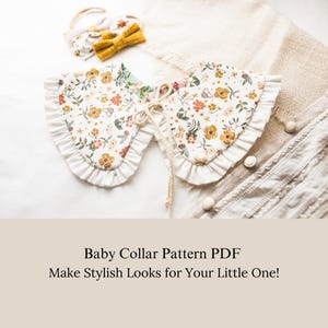 Può includere: Un colletto bianco per neonato con stampa floreale e bordo arricciato. Il colletto è legato con uno spago bianco e si trova su un tessuto a maglia beige. Il testo "Baby Collar Pattern PDF Make Stylish Looks for Your Little One!" è visualizzato sotto il colletto.