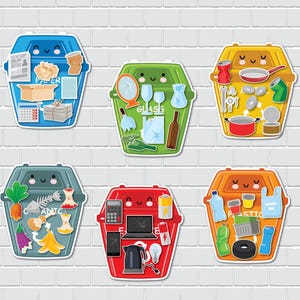 Puede incluir: Una colecci&oacute;n de seis pegatinas de contenedores de reciclaje coloridas, cada una con una cara sonriente y etiquetada para diferentes materiales. Los contenedores son azules para papel, verdes para vidrio, amarillos para metal, grises para residuos org&aacute;nicos, rojos para electr&oacute;nica y naranjas para pl&aacute;stico.