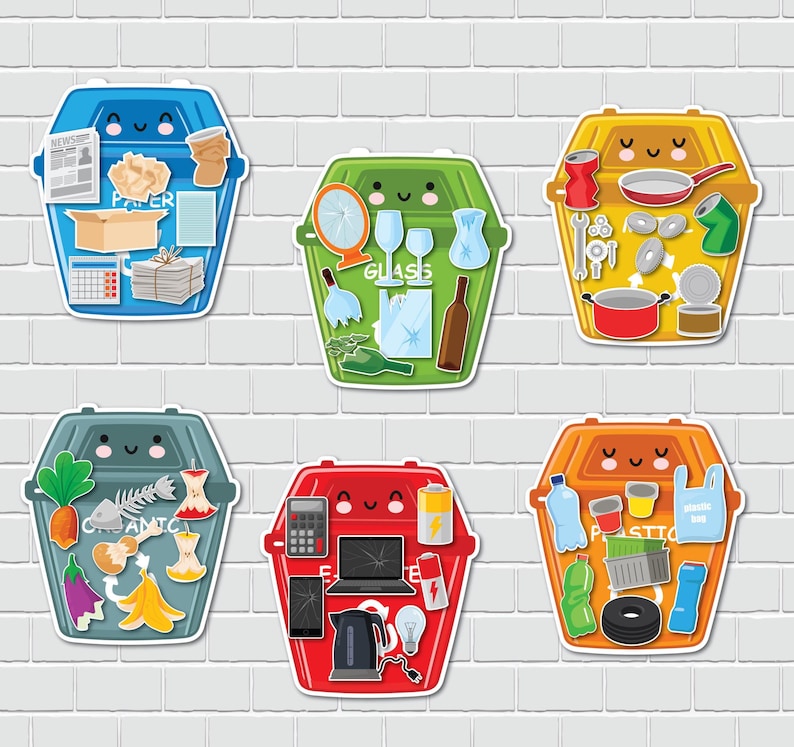 Puede incluir: Una colecci&oacute;n de seis pegatinas de contenedores de reciclaje coloridas, cada una con una cara sonriente y etiquetada para diferentes materiales. Los contenedores son azules para papel, verdes para vidrio, amarillos para metal, grises para residuos org&aacute;nicos, rojos para electr&oacute;nica y naranjas para pl&aacute;stico.