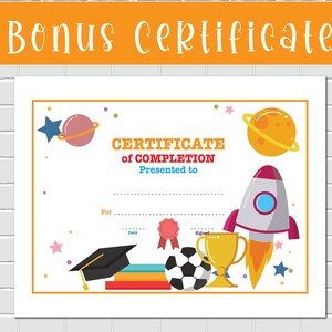 Puede incluir: Un certificado de finalizaci&oacute;n colorido con un cohete, un bal&oacute;n de f&uacute;tbol, un trofeo, una gorra de graduaci&oacute;n y libros. El texto del certificado dice "Certificado de finalizaci&oacute;n" y "Presentado a".