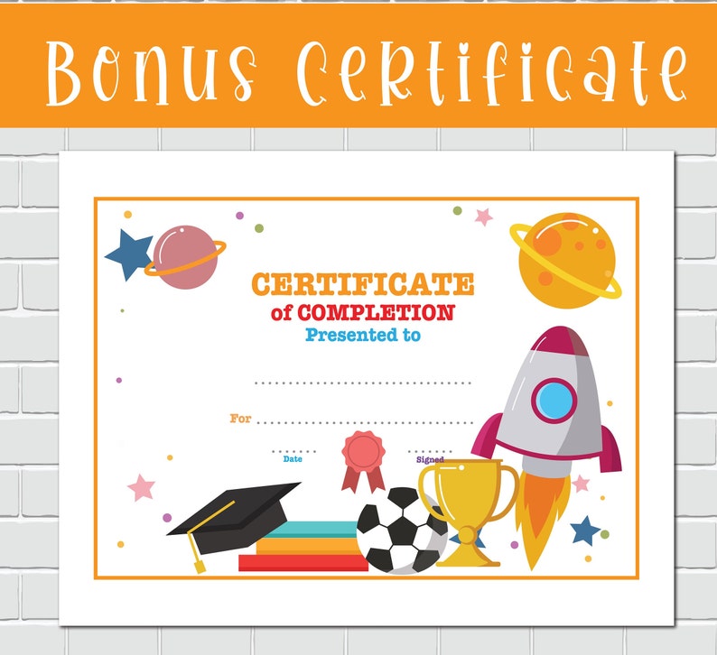 Puede incluir: Un certificado de finalizaci&oacute;n colorido con un cohete, un bal&oacute;n de f&uacute;tbol, un trofeo, una gorra de graduaci&oacute;n y libros. El texto del certificado dice "Certificado de finalizaci&oacute;n" y "Presentado a".