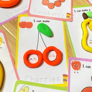 Puede incluir: Un conjunto de tarjetas imprimibles para que los ni&ntilde;os aprendan sobre las frutas. Las tarjetas presentan ilustraciones coloridas de frutas y la frase "Puedo hacer" con un espacio para que los ni&ntilde;os creen la fruta usando plastilina. Las tarjetas incluyen im&aacute;genes de una naranja, una frambuesa, cerezas, una pera y una manzana.