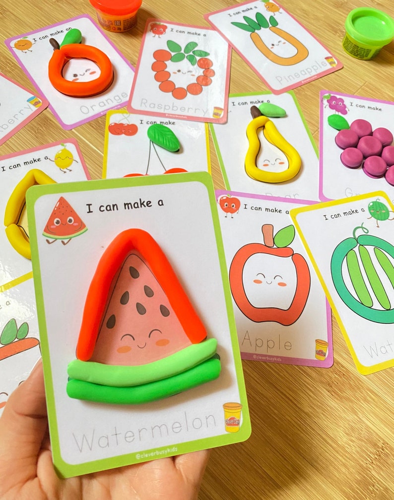 Puede incluir: Un conjunto de tarjetas coloridas con im&aacute;genes de diferentes frutas, como una sand&iacute;a, una manzana, una pera y una pi&ntilde;a. Cada tarjeta tiene el texto "Puedo hacer una" y el nombre de la fruta. Las frutas est&aacute;n hechas de plastilina.