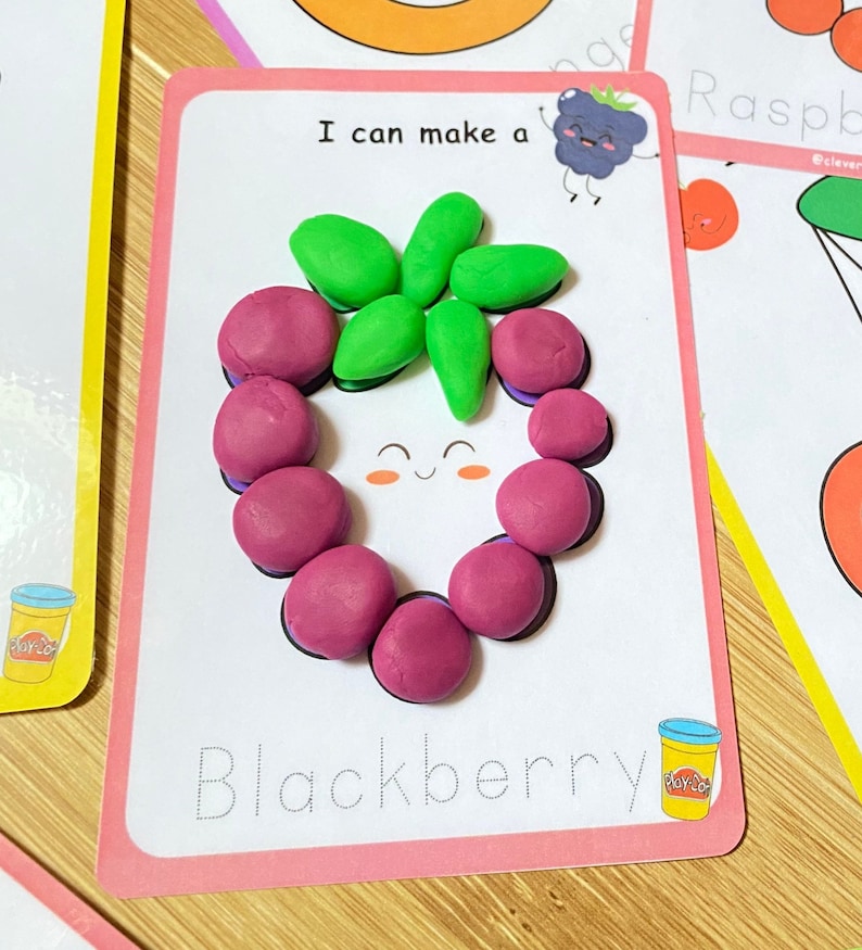 Puede incluir: Una tarjeta de actividad imprimible con una imagen de una mora hecha con plastilina. La tarjeta dice "Puedo hacer una mora" y tiene una l&iacute;nea punteada para trazar la palabra "mora".