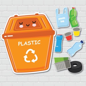 Puede incluir: Un contenedor de reciclaje de pl&aacute;stico naranja con la palabra "PLASTIC" y un s&iacute;mbolo de reciclaje. Varios art&iacute;culos de pl&aacute;stico, incluyendo una bolsa, botellas y recipientes, est&aacute;n esparcidos alrededor del contenedor. El contenedor tiene una cara sonriente.