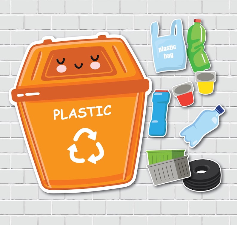 Puede incluir: Un contenedor de reciclaje de pl&aacute;stico naranja con la palabra "PLASTIC" y un s&iacute;mbolo de reciclaje. Varios art&iacute;culos de pl&aacute;stico, incluyendo una bolsa, botellas y recipientes, est&aacute;n esparcidos alrededor del contenedor. El contenedor tiene una cara sonriente.