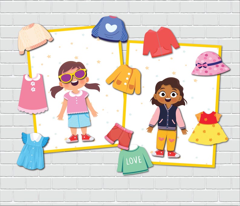 K&ouml;nnte beinhalten: Zwei Kinder, eines mit braunen Haaren und Sonnenbrille und das andere mit braunen Haaren und einer blauen Jacke, sind in verschiedenen Kleidungsst&uuml;cken gekleidet. Die Kleidungsst&uuml;cke werden an einer wei&szlig;en Backsteinwand mit gelben Rahmen pr&auml;sentiert. Die Kleidungsst&uuml;cke umfassen ein rosa Kleid, ein blaues Kleid, einen gelben Pullover, einen roten Pullover, einen blauen Pullover, einen rosa Hut, ein blaues Hemd, ein rosa Hemd, ein gelbes Hemd, ein rotes Hemd, ein blaues Hemd, eine rote Shorts und eine blaue Jeans.