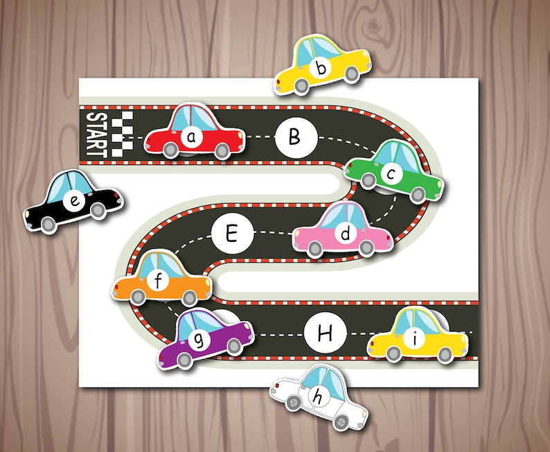 Puede incluir: Un juego de pista de carreras de alfabeto colorido con coches de juguete negros, rojos, amarillos, verdes, rosas, naranjas, morados y blancos. Los coches tienen letras en ellos y la pista tiene letras en ella. El juego se llama "START".