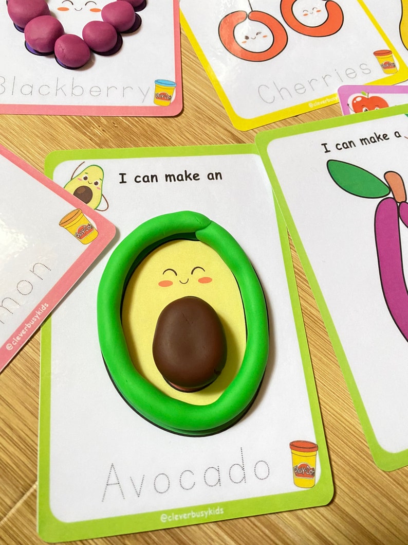 Puede incluir: Un conjunto de tarjetas imprimibles para que los ni&ntilde;os puedan hacer creaciones con plastilina. Las tarjetas presentan un aguacate verde, una cereza roja, una mora morada y una ciruela morada. Cada tarjeta tiene una l&iacute;nea punteada para trazar el nombre de la fruta y un espacio para la creaci&oacute;n con plastilina. El texto en las tarjetas dice "Puedo hacer un aguacate", "Puedo hacer una cereza", "Puedo hacer una mora" y "Puedo hacer una ciruela".