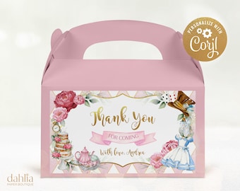 Könnte beinhalten: Rosa Geschenkbox mit einem goldenen und weißen Etikett mit einem Blumendesign, einer Teekanne, einem Kuchen und dem Text "Vielen Dank fürs Kommen mit Liebe, Andrea".