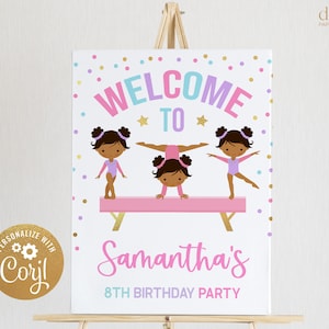 Puede incluir: Se&ntilde;al de bienvenida al 8&ordm; cumplea&ntilde;os de Samantha con fondo rosa, dorado y blanco. La se&ntilde;al presenta a tres chicas de dibujos animados con leotardos morados actuando en una viga de equilibrio rosa. La se&ntilde;al est&aacute; decorada con estrellas doradas y confeti de colores.