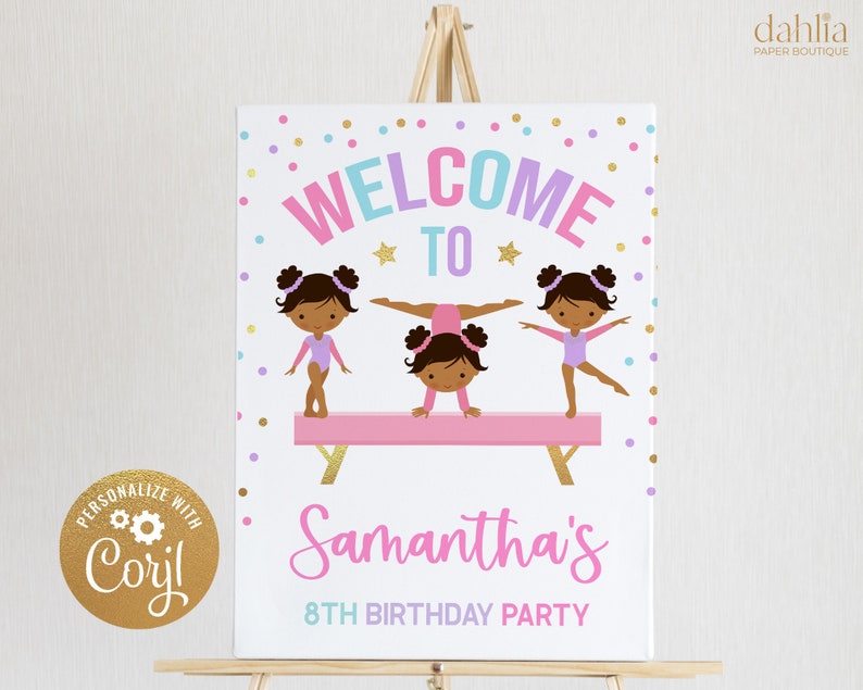 Puede incluir: Se&ntilde;al de bienvenida al 8&ordm; cumplea&ntilde;os de Samantha con fondo rosa, dorado y blanco. La se&ntilde;al presenta a tres chicas de dibujos animados con leotardos morados actuando en una viga de equilibrio rosa. La se&ntilde;al est&aacute; decorada con estrellas doradas y confeti de colores.