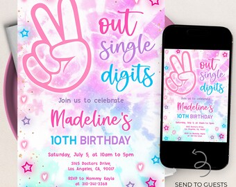 Puede incluir: Una invitación de cumpleaños de color rosa y azul con efecto tie-dye con un signo de paz y el texto "out single digits" y "Madeline's 10th Birthday". La invitación incluye la fecha, la hora, la ubicación y la información de RSVP.