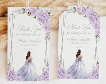 Op de afbeelding: Twee paarse en zilveren bedankkaartjes met een bloemenontwerp en een tekening van een meisje in een paarse jurk. De tekst op de kaartjes luidt "Bedankt voor het vieren met ons! Maria Isabella's Quinceañera 12.06.202X".