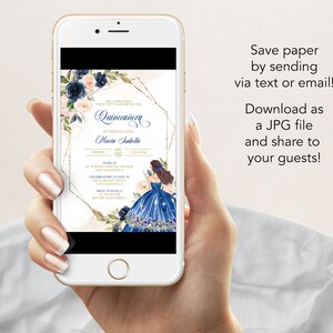 Op de afbeelding: Een digitale uitnodiging voor een Quincea&ntilde;era-viering. De uitnodiging heeft een blauw en gouden geometrisch ontwerp met bloemmotieven. De tekst op de uitnodiging luidt "Quincea&ntilde;era" en "Maria Isabella".