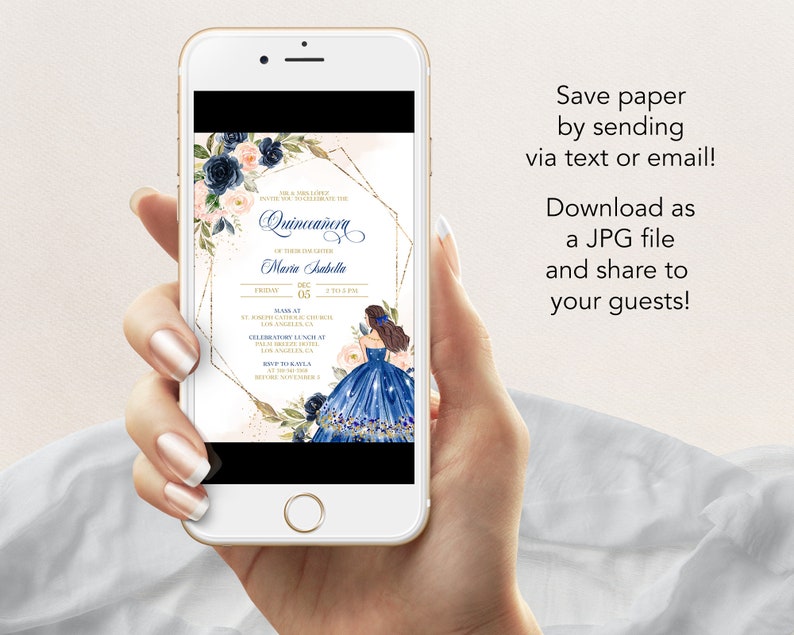 Op de afbeelding: Een digitale uitnodiging voor een Quincea&ntilde;era-viering. De uitnodiging heeft een blauw en gouden geometrisch ontwerp met bloemmotieven. De tekst op de uitnodiging luidt "Quincea&ntilde;era" en "Maria Isabella".