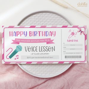 Op de afbeelding: Een roze en witte verjaardagsbon voor een zangles. De bon bevat de tekst "Happy Birthday" en "Voice Lesson". Het heeft een microfoongrafiek en ruimte voor een persoonlijke notitie. De bon is ontworpen met een roze en witte gestreepte rand.