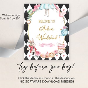 K&ouml;nnte beinhalten: Ein Willkommenszeichen f&uuml;r eine 1. Geburtstagsfeier mit einem schwarz-wei&szlig; karierten Hintergrund. Das Schild zeigt ein fantasievolles Alice-im-Wunderland-Thema mit einem rosa Flamingo, einem wei&szlig;en Kaninchen und Teetassen. Der Text lautet "Willkommen in Andreas Wunderland 1. Geburtstag".