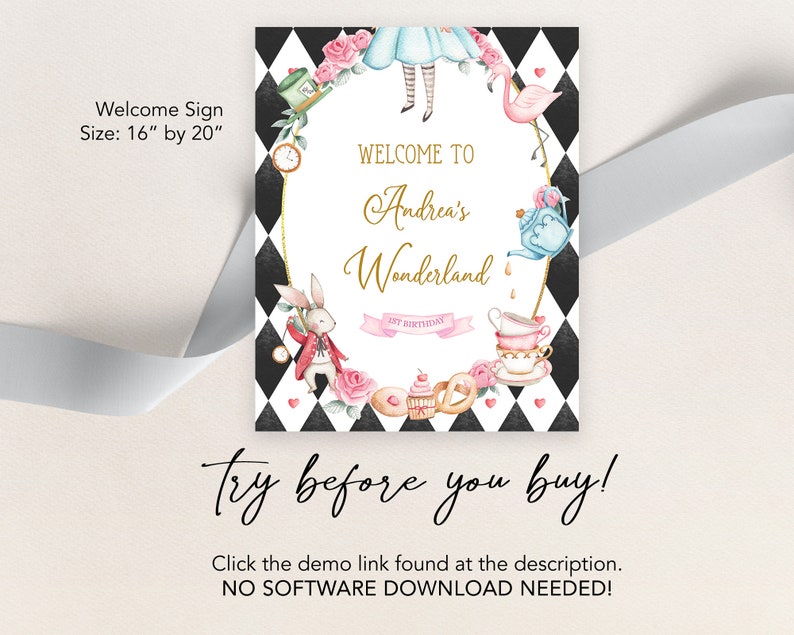K&ouml;nnte beinhalten: Ein Willkommenszeichen f&uuml;r eine 1. Geburtstagsfeier mit einem schwarz-wei&szlig; karierten Hintergrund. Das Schild zeigt ein fantasievolles Alice-im-Wunderland-Thema mit einem rosa Flamingo, einem wei&szlig;en Kaninchen und Teetassen. Der Text lautet "Willkommen in Andreas Wunderland 1. Geburtstag".