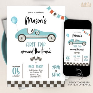 Puede incluir: Una invitación de fiesta de primer cumpleaños con temática de coche de carreras azul y blanco. La invitación presenta un coche de carreras de dibujos animados, banderas a cuadros y el texto "Mason's First Trip Around the Track". La invitación también incluye la fecha, la hora y la ubicación de la fiesta.