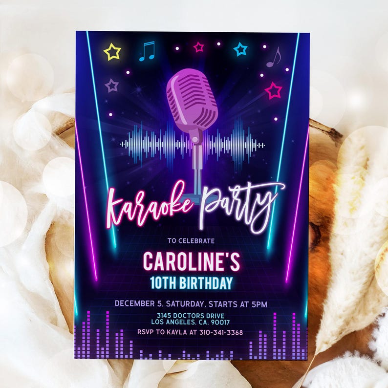 Puede incluir: Invitaci&oacute;n a una fiesta de karaoke en ne&oacute;n rosa y azul con un gr&aacute;fico de micr&oacute;fono y el texto "karaoke party" y "Caroline's 10th Birthday".