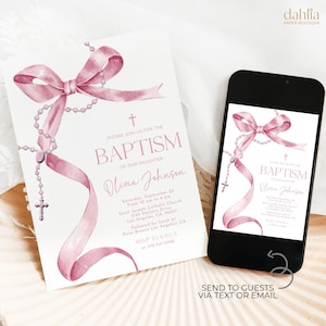 Peut inclure: Invitation de baptême avec un ruban rose et un motif de chapelet. Le texte de l'invitation est : "Veuillez vous joindre à nous pour le baptême de notre fille Olivia Johnson." Un smartphone affiche l'invitation.