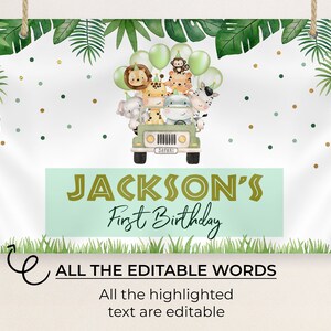 Pu&ograve; includere: Un cartello stampabile verde e bianco a tema safari. Il cartello presenta una jeep di cartoni animati con animali, tra cui un leone, una scimmia, una zebra e una giraffa. Il testo sul cartello recita "JACKSON'S First Birthday".