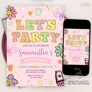Könnte beinhalten: Rosa Geburtstagseinladung mit einem bunten "Let's Party"-Text und einem Schmetterlingsdesign. Die Einladung ist für Samanthas 5. Geburtstag und enthält Datum, Uhrzeit und Ort der Party. Die Einladung enthält auch eine Telefonnummer zum RSVP.