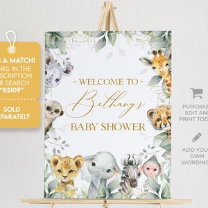Pu&ograve; includere: Benvenuti al Baby Shower di Bethany con tema giungla. Il cartello presenta un'illustrazione ad acquerello di una giraffa, un ghepardo, una scimmia, un elefante, una zebra e un rinoceronte. Il cartello &egrave; decorato con foglie verdi e lettere dorate.