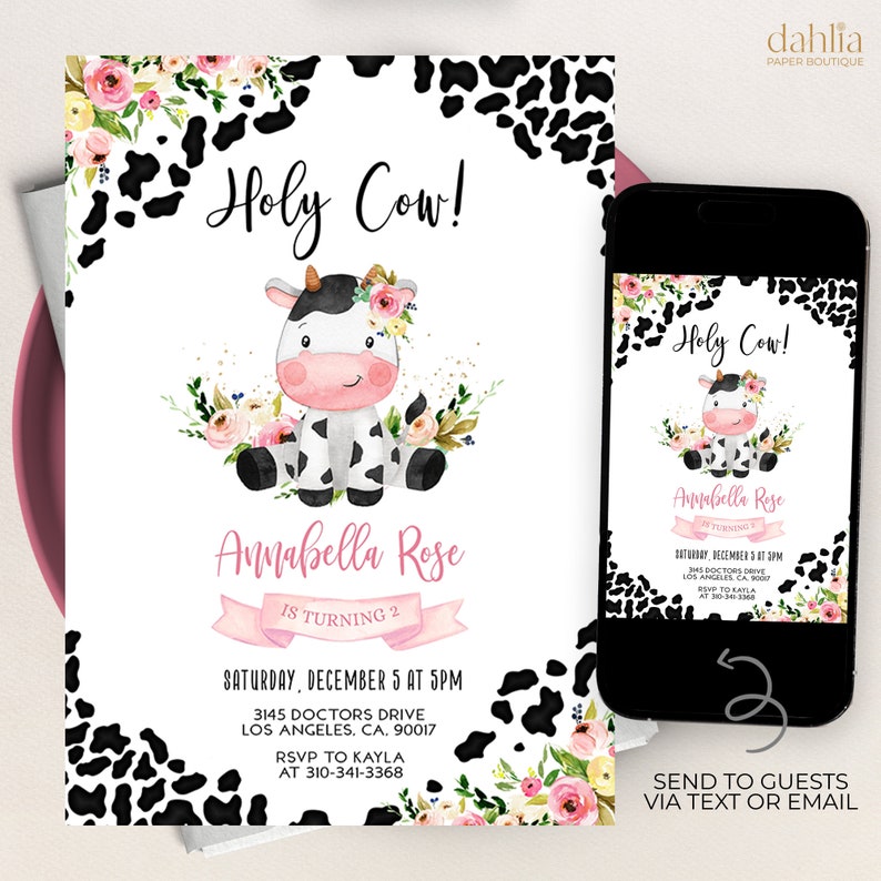 Pu&ograve; includere: Un invito stampabile per una festa di compleanno di 2 anni a tema mucca. L'invito presenta una mucca dei cartoni animati con una corona di fiori rosa e il testo "Holy Cow!" e "Annabella Rose compie 2 anni".