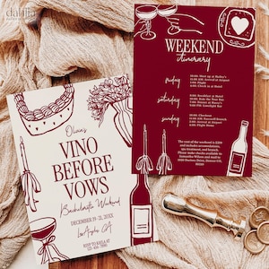 Könnte beinhalten: Zwei Einladungskarten in Burgunderrot und Creme. Eine Karte lautet "Vino Before Vows", die andere ist eine Wochenend-Reisebeschreibung. Illustrationen umfassen Weingläser, Kerzen und einen Kuchen. Ein goldener Wachssiegel ist ebenfalls sichtbar.