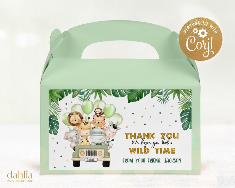 Op de afbeelding: Groene traktatiebox met een jungledieren thema. De doos heeft een handvat en een sticker met een safari jeep, dieren en ballonnen. De tekst op de sticker luidt "Bedankt. We hopen dat je een wilde tijd hebt gehad. Van je vriend, Jackson."