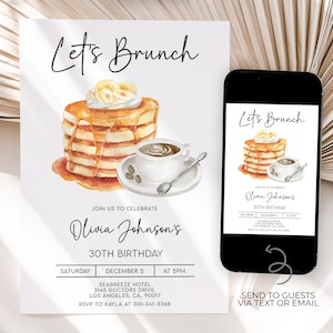 Könnte beinhalten: Eine digitale Einladung zu einem 30. Geburtstagsbrunch. Die Einladung zeigt eine Aquarell-Illustration von Pfannkuchen mit Bananen und Schlagsahne, einer Tasse Kaffee und Kaffeebohnen. Der Text auf der Einladung lautet "Let's Brunch" und enthält die Partydetails: Datum, Uhrzeit, Ort und RSVP-Informationen.