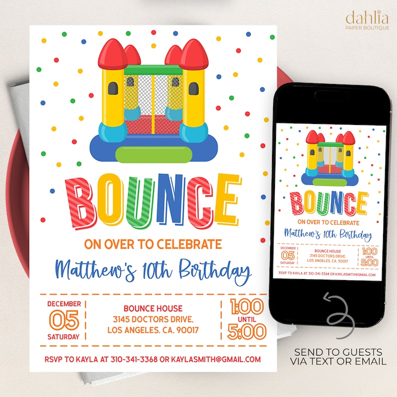 K&ouml;nnte beinhalten: Eine farbenfrohe Einladung zu einer 10. Geburtstagsfeier mit H&uuml;pfburg-Thema. Die Einladung zeigt eine Comic-Illustration einer H&uuml;pfburg mit einem Schloss-Design. Der Text auf der Einladung lautet "Bounce On Over to Celebrate Matthew's 10th Birthday". Die Einladung enth&auml;lt auch das Datum, die Uhrzeit und den Ort der Party.