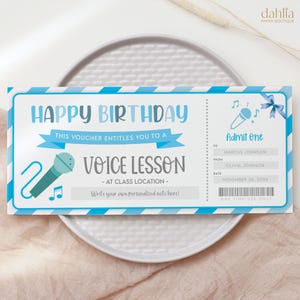 Op de afbeelding: Een blauw en witte verjaardags cadeaubon voor een zangles. De bon leest "Happy Birthday" en "Admit One". Het heeft een microfoongrafiek, muzieknoten en een lint. De naam van de ontvanger is Marcus Johnson.