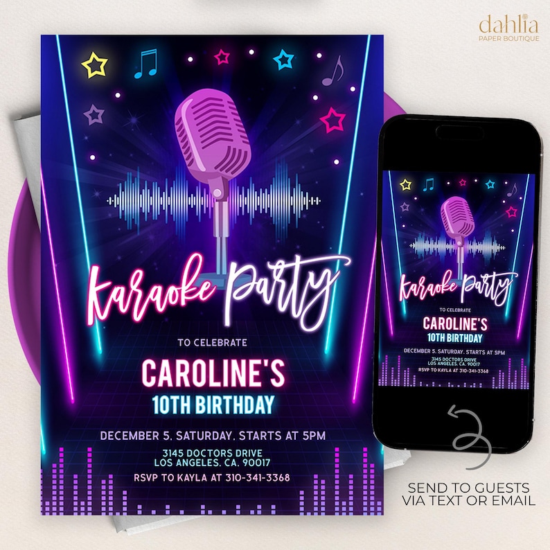 Puede incluir: Invitaci&oacute;n a una fiesta de karaoke en rosa y azul ne&oacute;n con un gr&aacute;fico de micr&oacute;fono. La invitaci&oacute;n dice "Para celebrar el d&eacute;cimo cumplea&ntilde;os de Caroline" e incluye la fecha, la hora y el lugar de la fiesta. RSVP a Kayla al 310-341-3368.