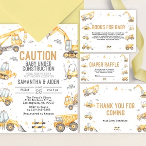 Pu&ograve; includere: Set di inviti per baby shower a tema costruzione. L'invito principale recita "Attenzione Beb&egrave; in Costruzione" e include i dettagli per il baby shower di Samantha e Aiden. Le carte abbinate includono "Libri per bambini" e "Riffa pannolini".