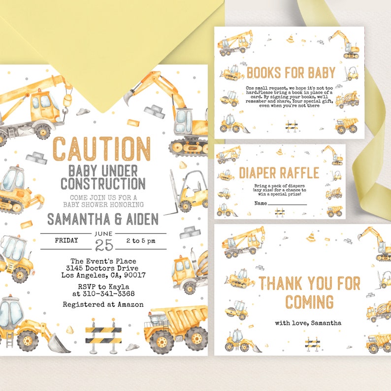Pu&ograve; includere: Set di inviti per baby shower a tema costruzione. L'invito principale recita "Attenzione Beb&egrave; in Costruzione" e include i dettagli per il baby shower di Samantha e Aiden. Le carte abbinate includono "Libri per bambini" e "Riffa pannolini".