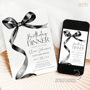 Op de afbeelding: Een zwart-wit verjaardagsdiner uitnodiging met een aquarel lint ontwerp. De uitnodiging bevat de tekst "Birthday Dinner" en evenement details. Een smartphone toont de uitnodiging, met de optie om via sms of e-mail te verzenden.